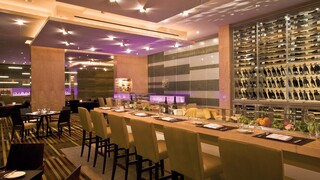 Four Seasons Hotel and Residences Seattle Bar and Bar counter