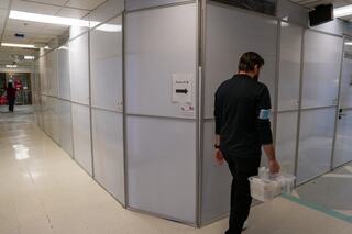 Modular walls separate construction from hospital operations and mitigate cross-contamination, noise and distracting visuals.